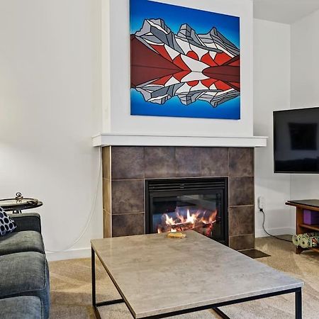 Mountain Retreat: Panoramic Views, Outdoor Pool & Park Pass Apartment Canmore Exterior photo