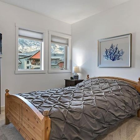 Mountain Retreat: Panoramic Views, Outdoor Pool & Park Pass Apartment Canmore Exterior photo