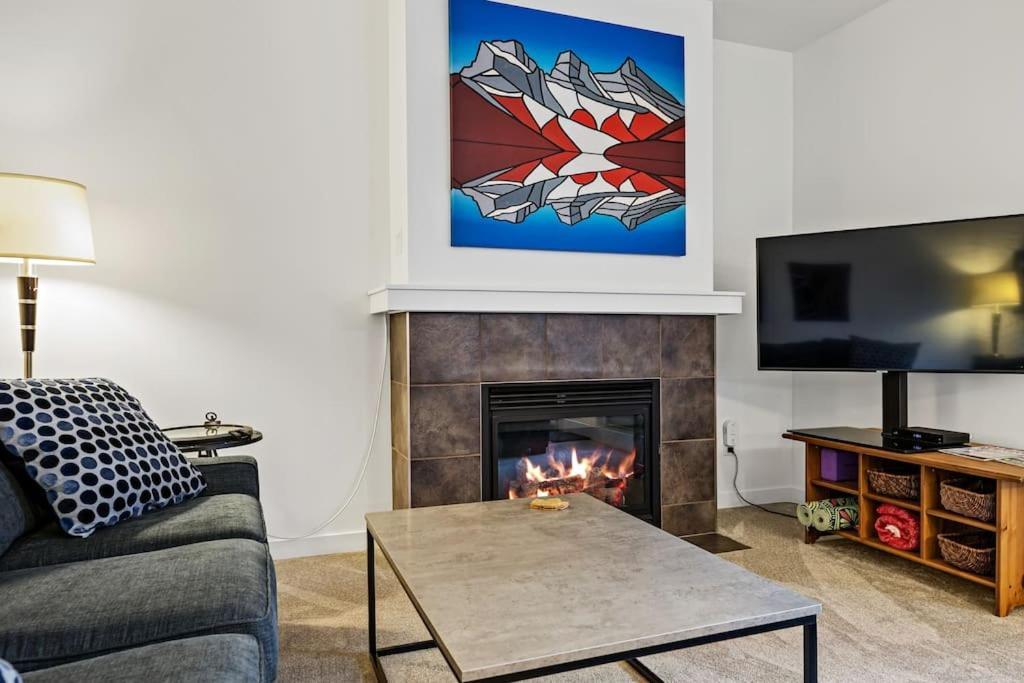 Mountain Retreat: Panoramic Views, Outdoor Pool & Park Pass Apartment Canmore Exterior photo