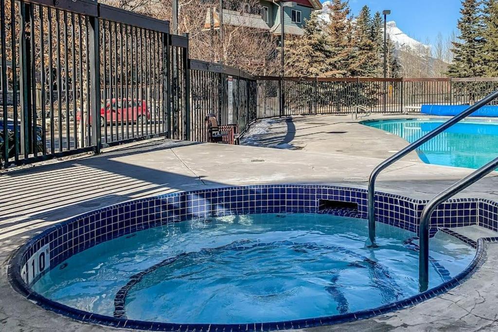 Mountain Retreat: Panoramic Views, Outdoor Pool & Park Pass Apartment Canmore Exterior photo