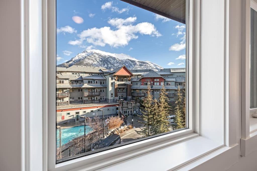 Mountain Retreat: Panoramic Views, Outdoor Pool & Park Pass Apartment Canmore Exterior photo