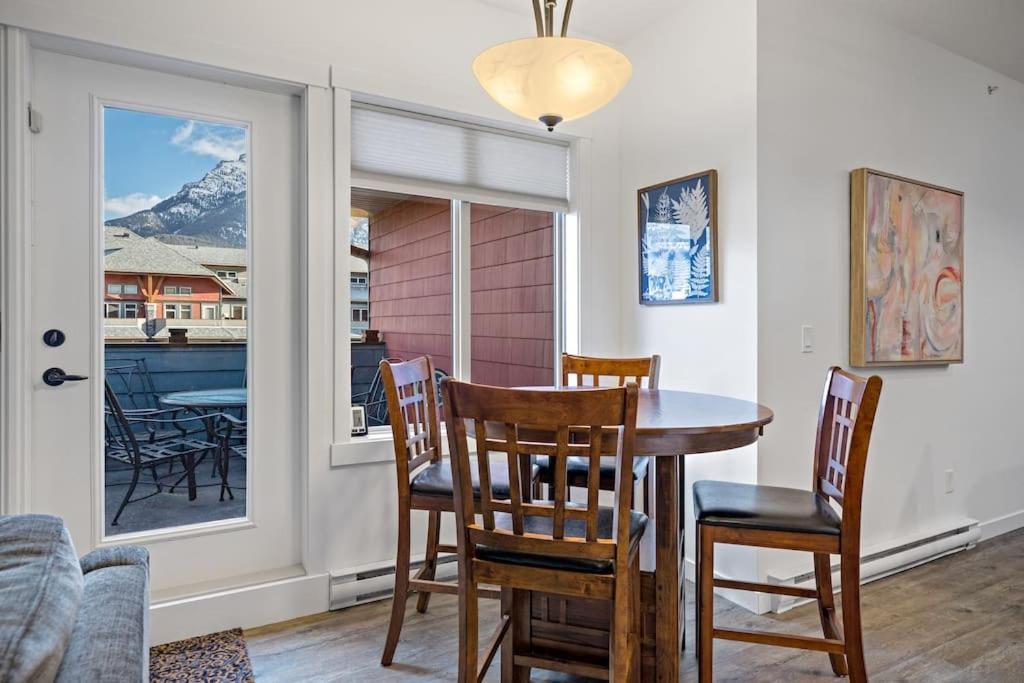 Mountain Retreat: Panoramic Views, Outdoor Pool & Park Pass Apartment Canmore Exterior photo