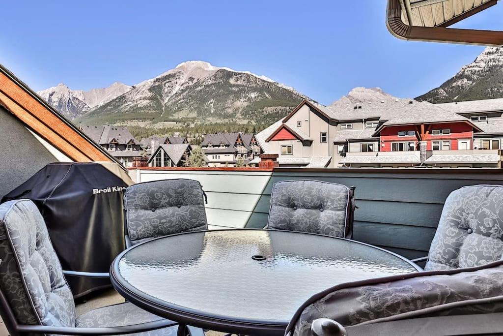 Mountain Retreat: Panoramic Views, Outdoor Pool & Park Pass Apartment Canmore Exterior photo